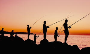 Viele Angler in Kleidung